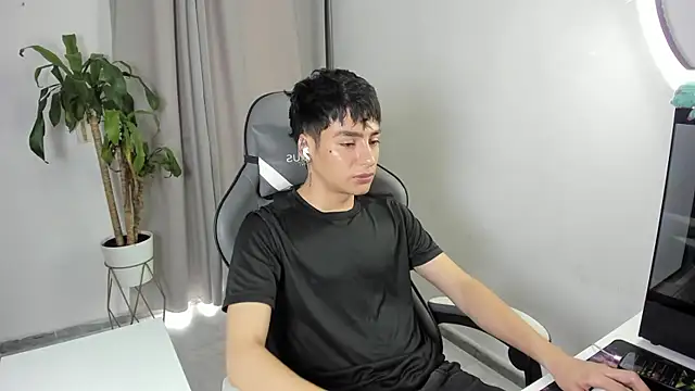 Snapshot of sebas_rose chatting on April 12, 2026, 4:01 pm sebas rose online show from April 12, 2026, 4:01 pm