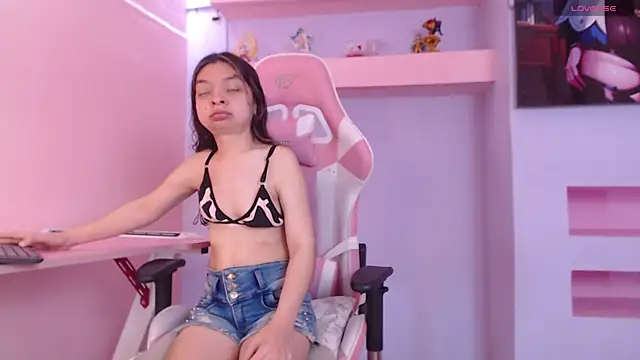 Snapshot of CharlotteMuller chatting on October 9, 2025, 9:24 pm CharlotteMuller online show from October 9, 2025, 9:24 pm