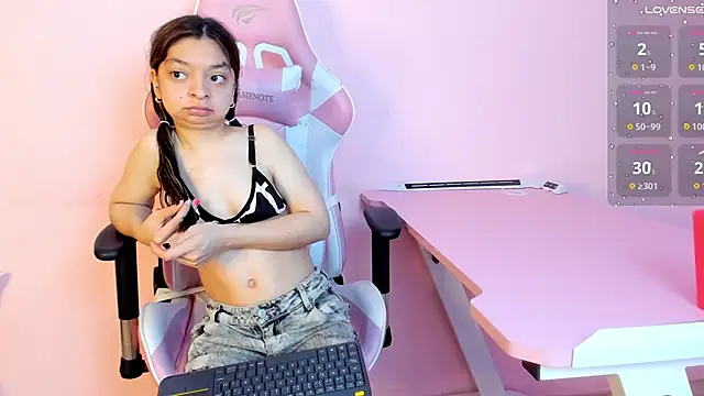 Snapshot of CharlotteMuller chatting on October 25, 2025, 8:14 pm CharlotteMuller online show from October 25, 2025, 8:14 pm