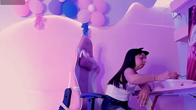 Snapshot of CharlotteMuller chatting on March 17, 2026, 6:55 pm CharlotteMuller online show from March 17, 2026, 6:55 pm