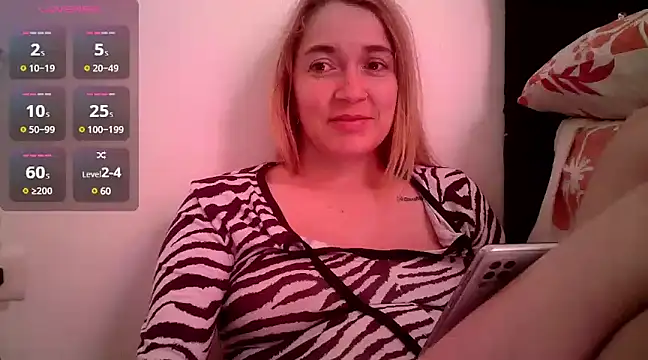 Izury Blondee online show from December 15, 2024, 12:17 pm
