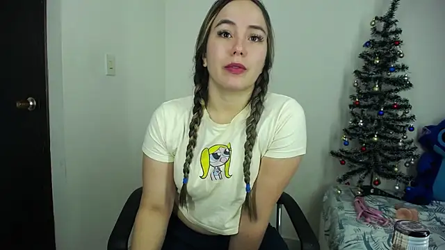 Snapshot of LauraSofia_Cam chatting on December 17, 2025, 9:04 am LauraSofia Cam online show from December 17, 2025, 9:04 am