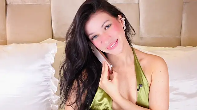 KiraKayleigh1 online show from November 4, 2025, 2:43 am