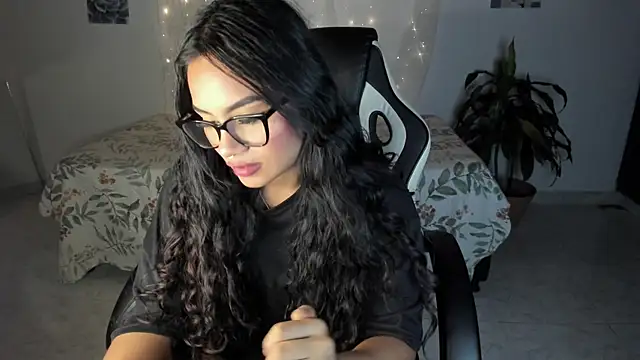 Riana Kean online show from November 12, 2025, 2:01 am