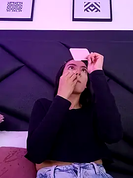 Julie Bennet online show from October 18, 2025, 3:09 am