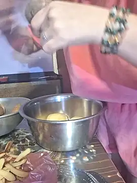  Kitti  online show from November 18, 2025, 3:38 pm