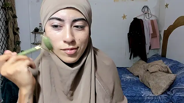 chaymae nah  online show from September 23, 2025, 10:46 pm