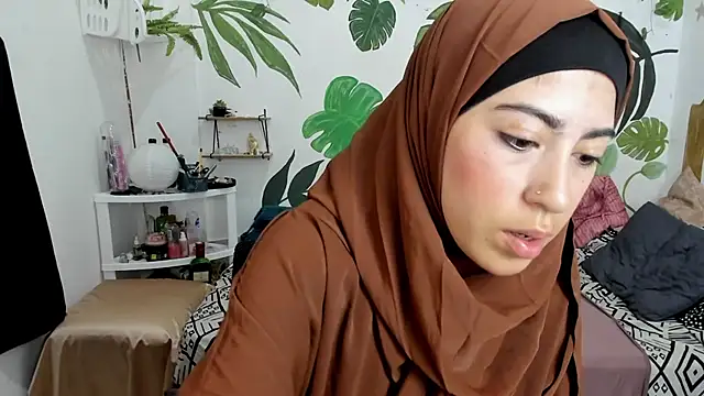 chaymae nah  online show from December 2, 2025, 5:13 am