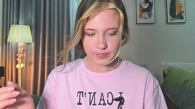 HanahCute online show from February 23, 2025, 5:23 am