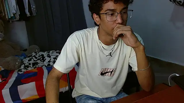 harrytwink18 online show from February 16, 2026, 9:11 pm