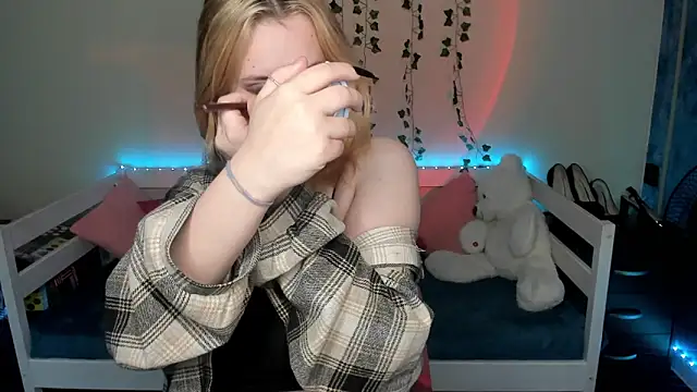 Emily Gin online show from October 10, 2025, 2:43 am