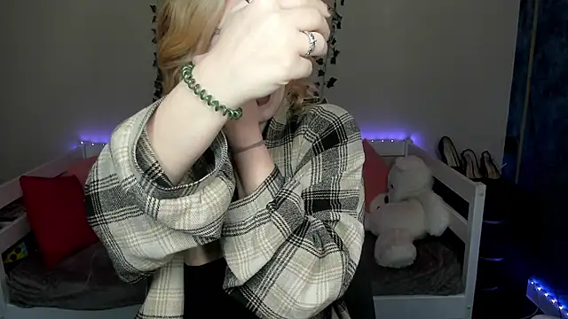 Emily Gin online show from November 19, 2025, 2:33 am