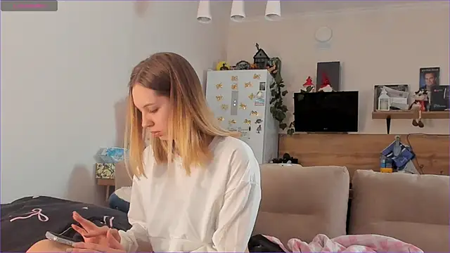 Girl alone home online show from March 19, 2026, 3:49 pm