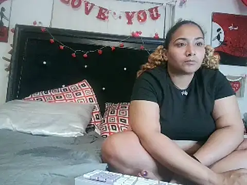 Snapshot of MrAndMrsCrook chatting on February 22, 2025, 5:44 am MrAndMrsCrook online show from February 22, 2025, 5:44 am