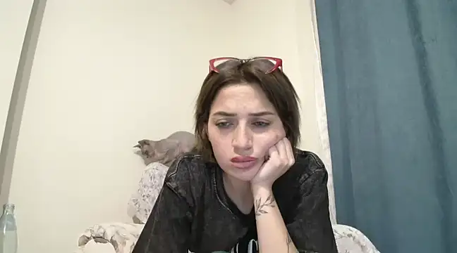 yaprakmericc online show from January 14, 2025, 8:59 pm