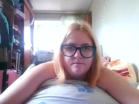 Snapshot of DesireMelissa chatting on October 13, 2025, 8:03 am DesireMelissa online show from October 13, 2025, 8:03 am