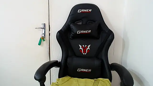 IceBellaCane313 online show from September 16, 2025, 12:28 pm