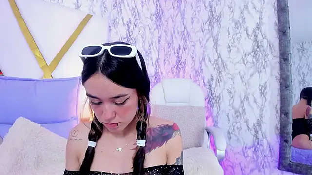 Athziry  online show from January 8, 2025, 12:28 am