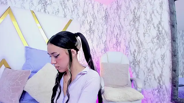 Athziry  online show from February 5, 2025, 10:01 pm