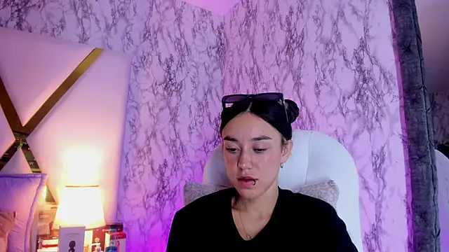 Athziry  online show from February 28, 2025, 1:47 am