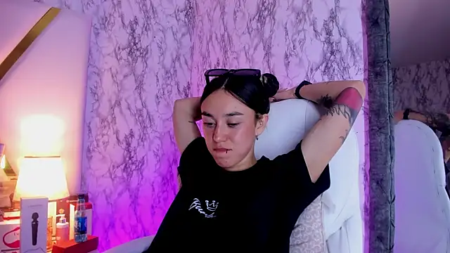 Athziry  online show from February 28, 2025, 8:50 pm