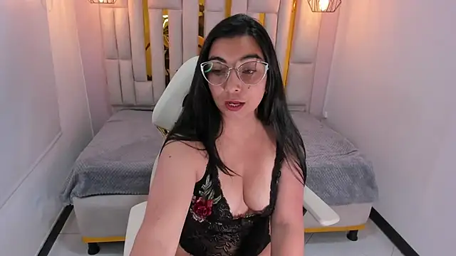 Karla hernandez  online show from February 4, 2025, 1:59 pm
