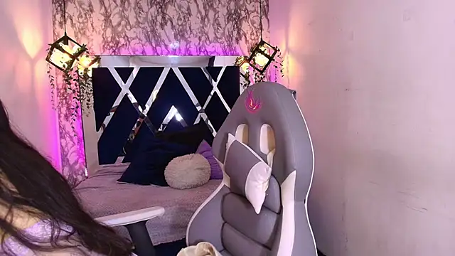 Karla hernandez  online show from October 17, 2025, 11:57 am