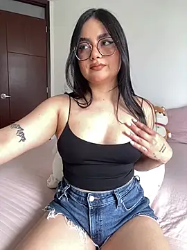 Snapshot of montmariana chatting on July 8, 2026, 4:22 pm montmariana online show from July 8, 2026, 4:22 pm