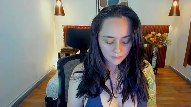Snapshot of KatherineBond chatting on May 7, 2026, 7:19 pm KatherineBond online show from May 7, 2026, 7:19 pm
