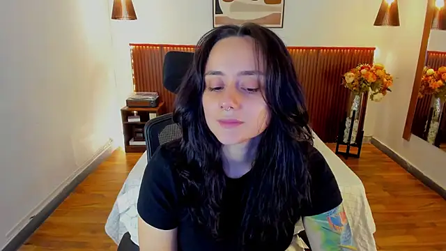Snapshot of KatherineBond chatting on July 6, 2026, 4:31 pm KatherineBond online show from July 6, 2026, 4:31 pm