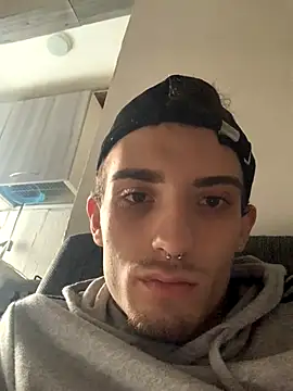 Snapshot of LaMaterialista chatting on October 19, 2025, 3:12 pm LaMaterialista online show from October 19, 2025, 3:12 pm