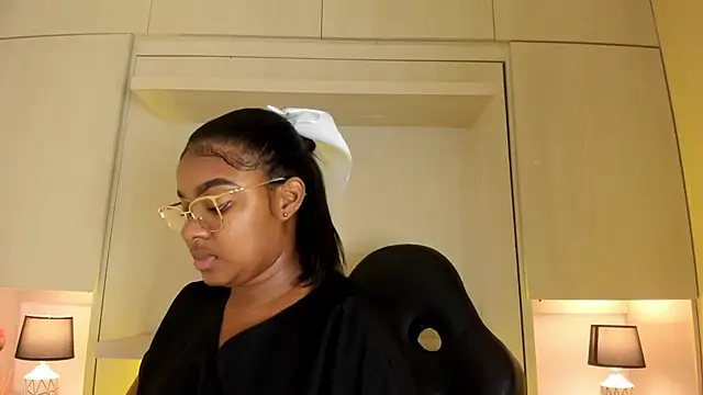 tamaraa smiith online show from November 19, 2025, 7:36 pm