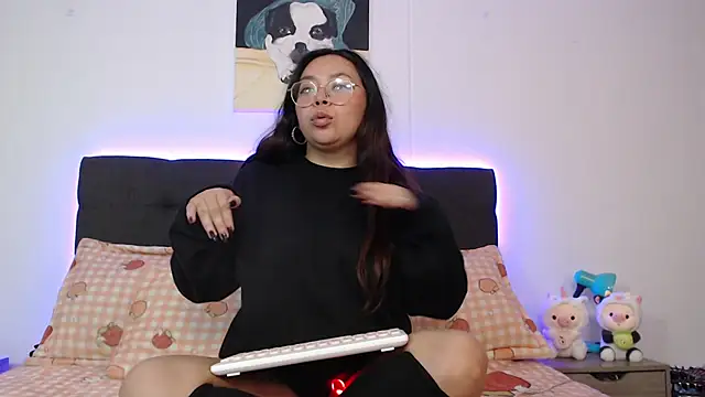 Peach-Lawrence online show from December 3, 2024, 9:56 pm