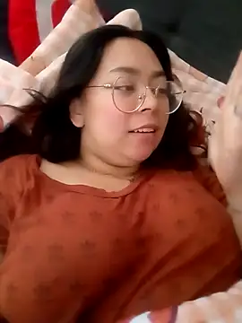 Peach-Lawrence online show from December 13, 2024, 5:43 pm