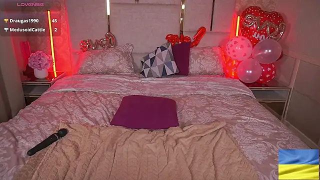 Snapshot of SusieWood chatting on February 14, 2025, 12:19 am SusieWood online show from February 14, 2025, 12:19 am