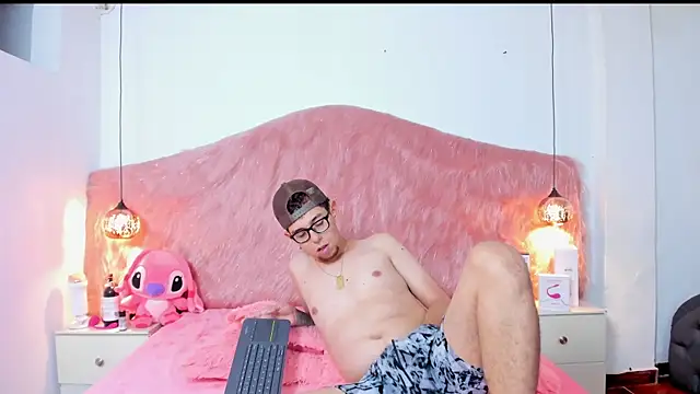 Snapshot of Derek_and_Skarlet chatting on November 4, 2025, 7:57 pm Derek and Skarlet online show from November 4, 2025, 7:57 pm