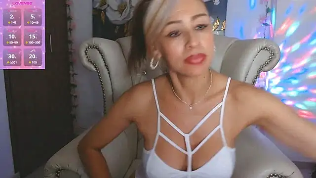 Isabelhot1 online show from April 16, 2026, 9:50 pm