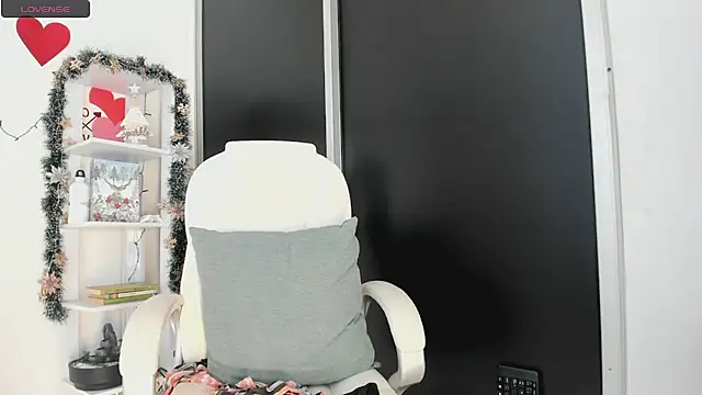 UrNewFantasy online show from December 23, 2024, 12:46 am