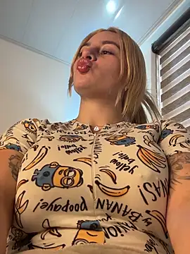 Snapshot of AtheneaRossi chatting on September 28, 2025, 8:47 pm AtheneaRossi online show from September 28, 2025, 8:47 pm