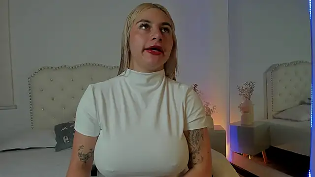 Snapshot of AtheneaRossi chatting on October 3, 2025, 7:00 pm AtheneaRossi online show from October 3, 2025, 7:00 pm