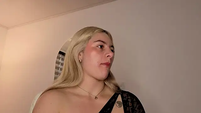 Snapshot of AtheneaRossi chatting on October 20, 2025, 12:05 pm AtheneaRossi online show from October 20, 2025, 12:05 pm