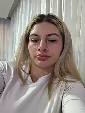 Snapshot of AtheneaRossi chatting on February 18, 2026, 11:44 pm AtheneaRossi online show from February 18, 2026, 11:44 pm