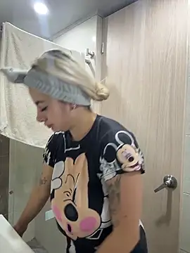 Snapshot of AtheneaRossi chatting on March 10, 2026, 10:42 am AtheneaRossi online show from March 10, 2026, 10:42 am