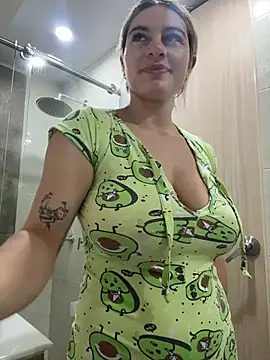 Snapshot of AtheneaRossi chatting on April 7, 2026, 10:05 am AtheneaRossi online show from April 7, 2026, 10:05 am