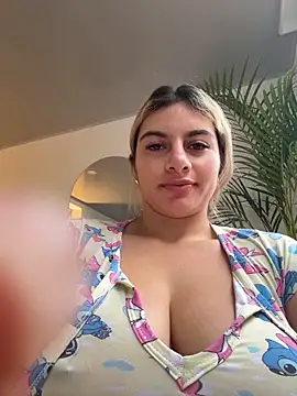 Snapshot of AtheneaRossi chatting on April 8, 2026, 11:32 am AtheneaRossi online show from April 8, 2026, 11:32 am