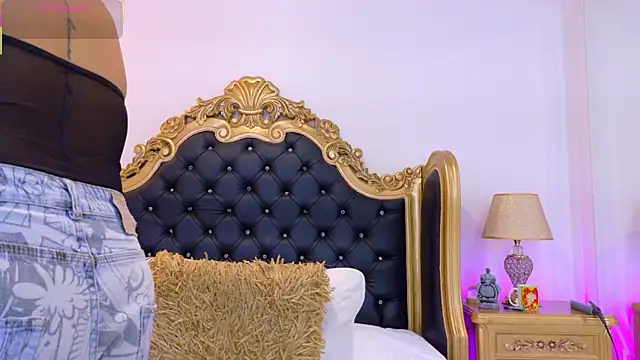 AdelinaVans online show from April 15, 2026, 11:39 am