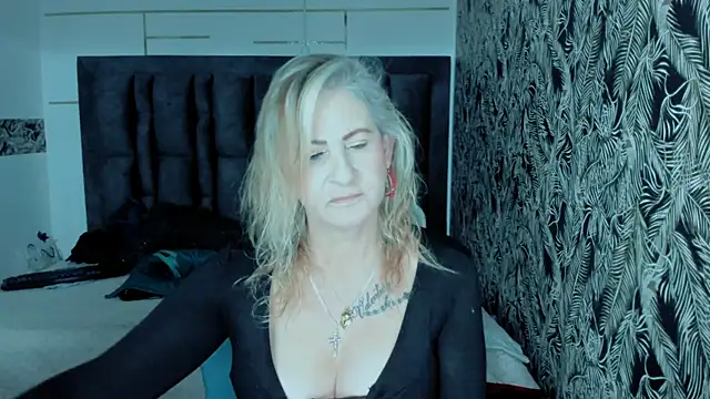 ScarletHoot  online show from September 24, 2025, 12:08 pm