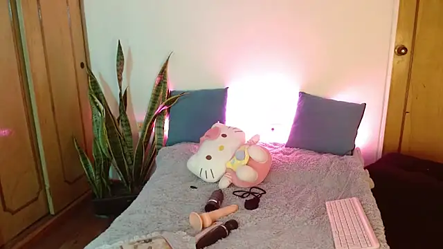 kittycatw online show from September 8, 2025, 3:33 pm