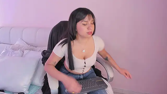 lucy Bensonn online show from March 21, 2025, 3:57 pm