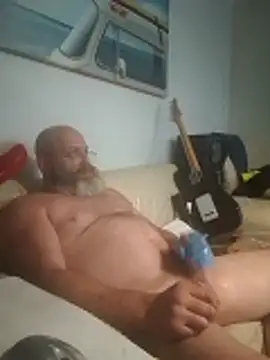 iambradz online show from October 31, 2025, 4:52 pm